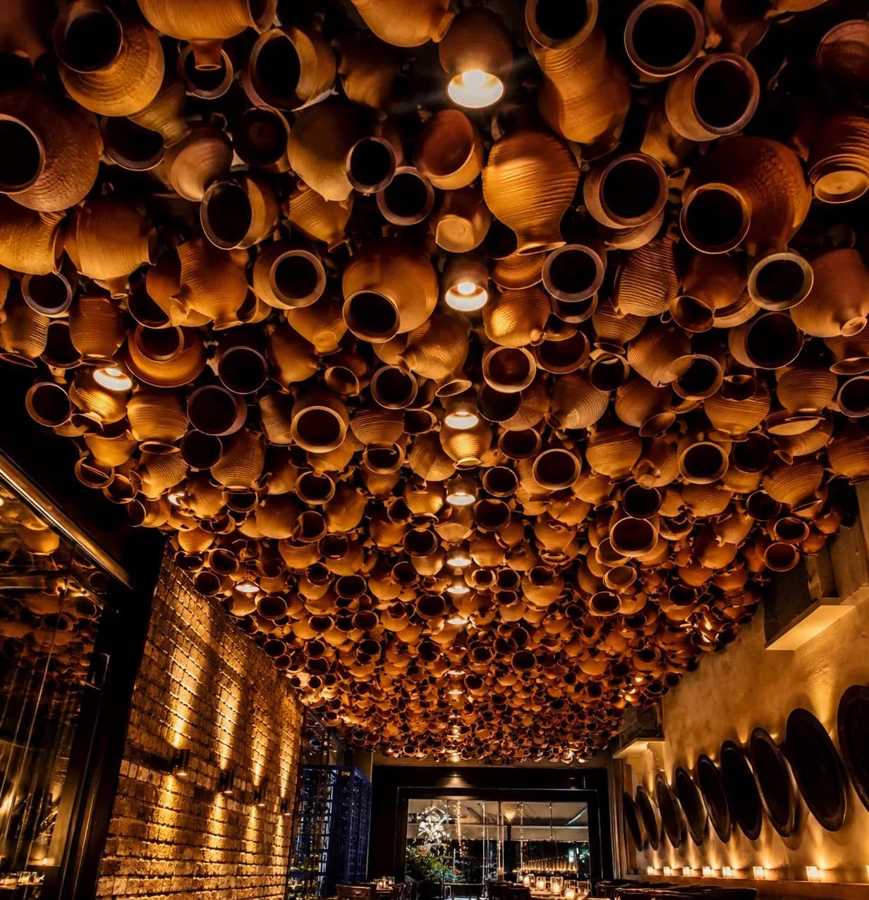 Under a ceiling of a thousand vessels.